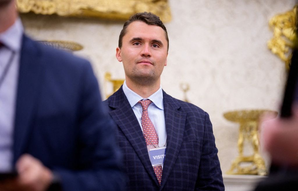 Qui est Charlie Kirk, l'influenceur pro-Trump qui s'est fait tirer dessus lors d'un meeting ?