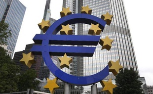 Le logo de l'euro devant le siège de la Banque centrale européenne à Francfort, en Allemagne