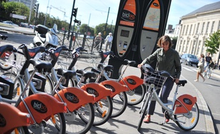 Des vélos Bicloo place du Commerce à Nantes