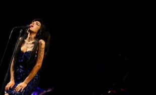 Les spectateurs, qui avaient échappé avant la dernière soirée dimanche aux pluies torrentielles qui transforment régulièrement les lieux en cloaque de boue, ont aussi pu apprécier samedi sur scène la chanteuse britannique de soul Amy Winehouse.