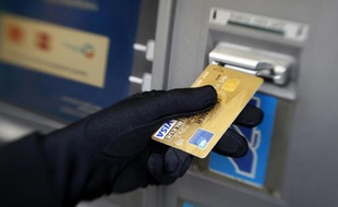 Deux hommes ont été mis en examen la semaine dernière à Nice pour avoir piraté des cartes bancaires en utilisant la technique du "skimming" sur des distributeurs automatiques de billets (DAB) de Lyon, Marseille et Nice.