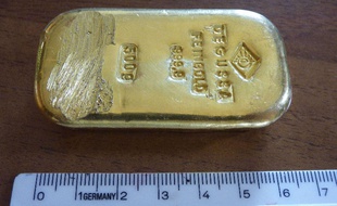 L'adolescente, qui avait trouvé un lingot d'or au fond d'un lac alpin en Allemagne, va pouvoir garder le précieux objet, d'une valeur de 17.200 euros.