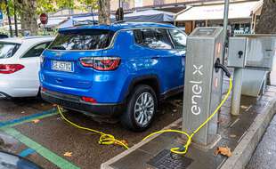 Un véhicule électrique à une borne de recharge.