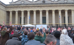 A Bordeaux, le 9 avril, les Nuit Debout se sont réunis pour une assemblée générale sur la place de la République.