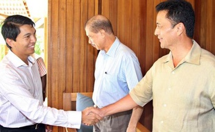 La décision des deux principaux protagonistes de la crise malgache, Andry Rajoelina et Marc Ravalomanana, de ne pas se présenter à l'élection présidentielle prévue en mai ne met en rien un terme à leur rivalité, et laisse ouvertes bien des questions sur leurs tactiques respectives pour revenir au pouvoir.