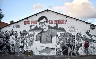 Sur le quai Wilson, à Nantes, une fresque rend hommage à Steve et dénonce la charge policière.