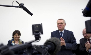 Jean-Marc Ayrault a annoncé mardi qu'il présenterait lors du Conseil des ministres de mercredi le "calendrier social" pour les semaines à venir, ainsi que "la méthode de concertation", soulignant que le gouvernement était déjà "en action" et le "changement perceptible".