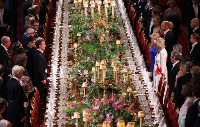 Au total, 150 convives étaient présents autour de la table. L’occasion de discuter des échanges de présents entre les deux pays. Ainsi, la tapisserie de Bayeux va être prêtée au British Museum de Londres de septembre 2026 à juin 2027 en échange de pièces notamment issues du trésor archéologique de Sutton Hoo.
