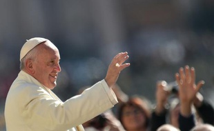 Le pape François salue la foule le 2 mars 2016 au Vatican, à Rome