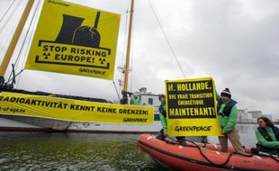 Des antinucléaires de Greenpeace devant la centrale de Fessenheim, le 26 avril 2014, dans le Haut-Rhin
