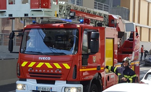 Illustration d'un camion de pompier (grande échelle) intervenant lors d'un incendie.