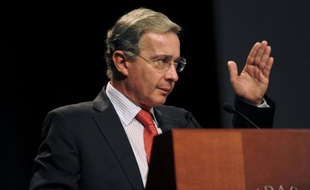 Un attentat contre l'ancien président colombien Alvaro Uribe (2002-2010) a été déjoué mardi à Buenos Aires, où une bombe a été trouvée dans un théâtre du centre de la ville où il devait se trouver mercredi, a annoncé un magistrat.