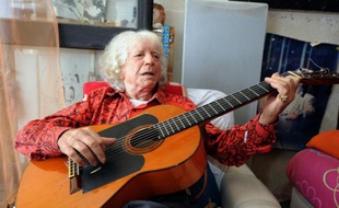 Le guitariste Manitas de Plata pose à La Grande-Motte le 5 août 2011