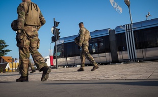Illustratino de militaires Sentinelle en patrouille à Tours.