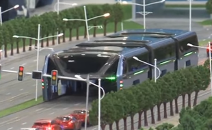 Le prototype d'un bus anti-bouchons va être testé cet été en Chine.