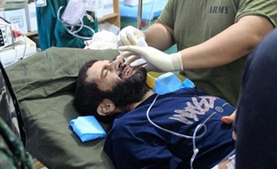 Photo fournie par Wesmincom le 6 décembre 2014 du Suisse Lorenzo Vinciguerra, otage d'Abou Sayyaf, recevant des soins à l'hôpital militaire de Jolo après avoir été recueilli par l'armée philippine