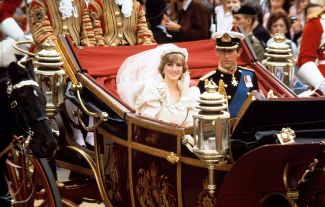 On en termine avec un mariage légèrement hors catégorie : celui de Charles d’Angleterre et de Diana Spencer en 1981. Pas moins de 650 invités ont pu goûter un peu du gâteau à huit étages lors de la réception. La note finale est grimpée à 75 millions de dollars, loin devant celle du mariage de William et Kate, estimée à 30 millions.