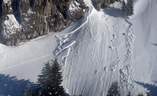Photo réalisée par la compagnie CRS des Alpes le 17 février 2012 au Grand Som dans le massif de Chartreuse en Isère, à la suite d'une avalanche. Illustration.