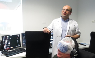Philippe Puech, chef de service de radiologie, présente le masque Hypno Pro, au CHRU de Lille.