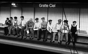 L'une des photos réalisées par François Sola à la station Gratte-ciel, clin d'oeil à la célèbre photo « lunch atop a skyscraper » de Charles C. Ebbets prise en 1932.