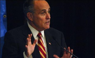 Dix candidats républicains à la présidentielle américaine de 2008 s'affrontent jeudi dans un premier débat télévisé, l'occasion pour les têtes d'affiche, Rudolph Giuliani et John McCain en tête, de séduire un électorat conservateur manifestement hésitant.