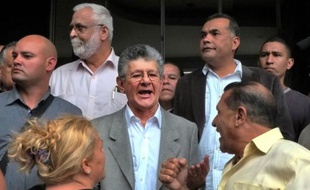Henry Ramos Allup (c), nouveau président du Parlement du Venezuela, s'exprime à Caracas le 4 janvier 2016 devant l'Assemblée nationale