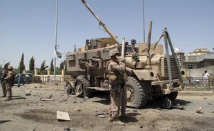 Des kamikazes talibans ont attaqué lundi matin une base américaine située près d'un point de passage clef pour le ravitaillement de l'Otan, dans le nord-est de l'Afghanistan, près de la frontière pakistanaise, ont indiqué des responsables locaux et occidentaux.