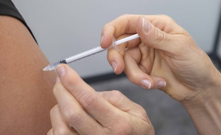 Dans un centre de vaccination en France.