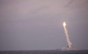 Dans cette capture vidéo publiée par le ministère russe de la Défense, un lancement d'un missile de croisière hypersonique russe Zircon est vu lors d'essais dans la mer Blanche, en Russie le 11 décembre 2020.