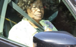Katherine Jackson, la mère de Michael Jackson, quitte le domicile de son fils à Los Angeles le 26 juin 2009