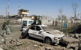 Scène après un attentat suicide contre le quartier général de la police de la province afghane du Helmand, le 30 juin 2015
