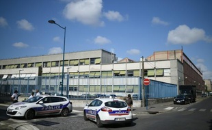 Des voitures de police stationnent à proximité d'un bâtiment du ministère de l'Intérieur à Pantin, le 16 août 2015