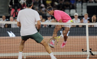 Rafael Nadal et Roger Federer lors d'une exhibition en Afrique du Sud, le 7 février 2020.
