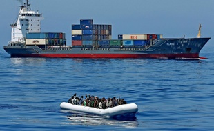 Des migrants dans un canot de sauvetage des gardes-côtes italiens, en mer Méditerranée, le 22 avril 2015.