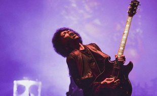 Prince sur la scène du Warner Theatre le 14 juin 2015 à Washington