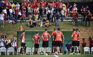 L'équipe de Belgique à l'entraînement sous les yeux de ses supporters, le 14 juin 2014, à Mogi das Cruzes.