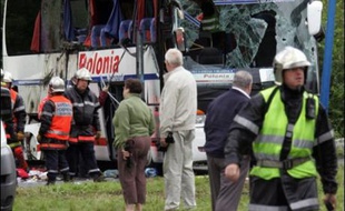 Le chauffeur du car polonais qui s'est renversé mercredi près de Dunkerque causant la mort de trois passagères, a été mis en examen jeudi soir et laissé libre sous contrôle judiciaire, a-t-on appris de source judiciaire.