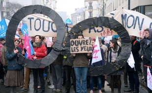 Une ministre huée à la sortie de l'opéra à Lyon, une autre chahutée à Rennes: les anti-mariage homo adoptent désormais une stratégie de harcèlement, qui s'appuie sur une organisation bien rodée et une communication via les réseaux sociaux.