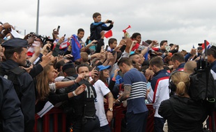 Mathieu Valbuena et les joueurs de l'équipe de France se sont offerts un rapide bain de foule à leur arrivée à l'aéroport du Bourget ce dimanche midi.