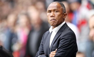 Droit mais aussi parfois maladroit, Antoine Kombouaré paie un lourd tribut à une image pas assez +glamour+ pour ses dirigeants, qui ont donc choisi d'écarter "Casque d'or", surnommé ainsi du temps de sa splendeur de défenseur, alors que le Paris SG est champion d'automne.