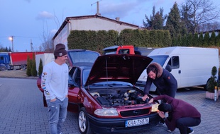 Les cinq amis inspectent une dernière fois la Coronastra avant de l'acheter et de rentrer à Toulon.