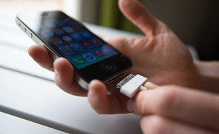 Illustration: un chargeur d'iPhone en 2014.
