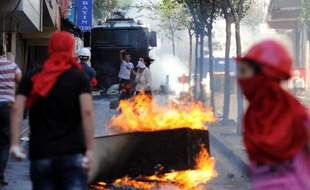 La mort lundi en Turquie dans des circonstances floues d'un jeune manifestant lors de heurts avec la police a ravivé la contestation qui avait ébranlé en juin le pouvoir islamo-conservateur, suscitant une nouvelle vague de manifestations mardi soir.