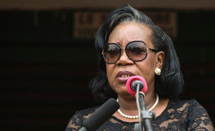 La présidente centrafricaine de transition Catherine Samba Panza a appelé vendredi la France à ne pas "abandonner" la Centrafrique, à trois jours d'un vote au parlement français sur la prolongation au-delà d'avril de l'intervention militaire française dans le pays.