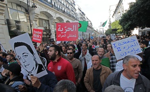 Des manifestants algériens participent à une manifestation anti-gouvernementale dans la capitale Alger, le 27 décembre 2019.