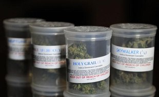 Des pots de cannabis thérapeutique aux Etats-Unis.