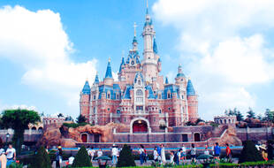 Un parc d'attractions Disneyland (illustration).