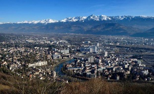 Le site d'un ancien institut de géologie, à quelques pas du centre-ville de Grenoble, est accusé jeudi par un journal satirique local d'abriter "une poubelle radioactive", ce que réfute l'université qui assure respecter la législation.