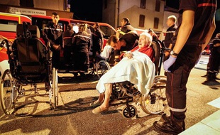 Les pompiers lors de leur interventions à La Terrasse (Isère) le 23 août 2013.