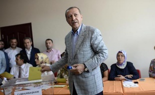 Recep Tayyip Erdogan dans son bureau de vote dimanche 10 aout 2014 à Istanbul